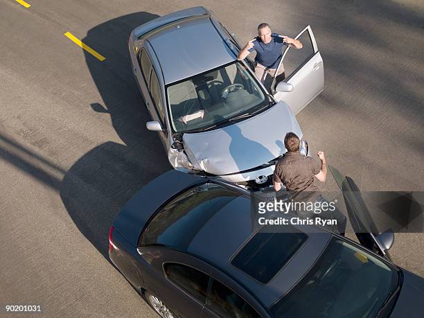 zwei männer streiten über schäden im auto zusammenstoß - car exterior rear high angle stock-fotos und bilder