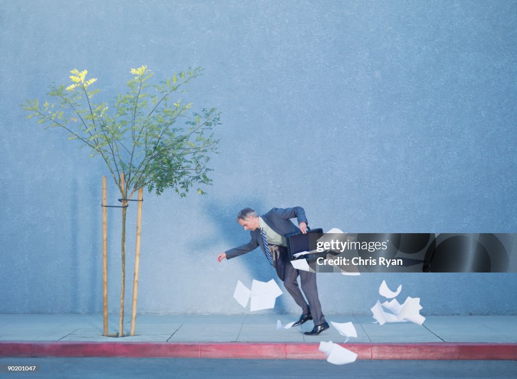 Empresário largar documentos da Pasta executiva