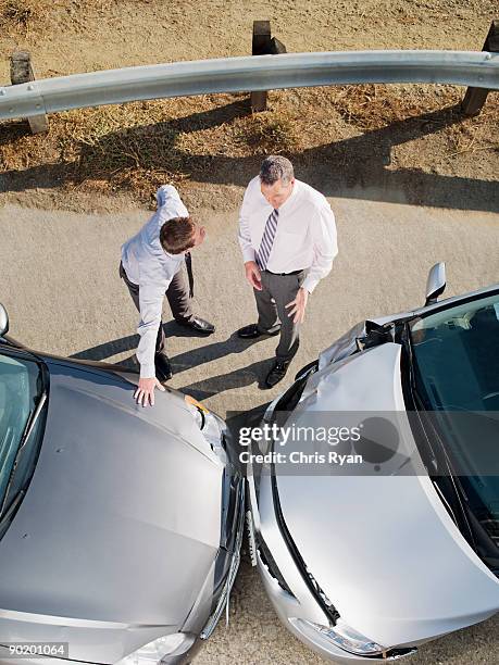 dois empresários argumentando sobre danificado carros - acidente carro imagens e fotografias de stock