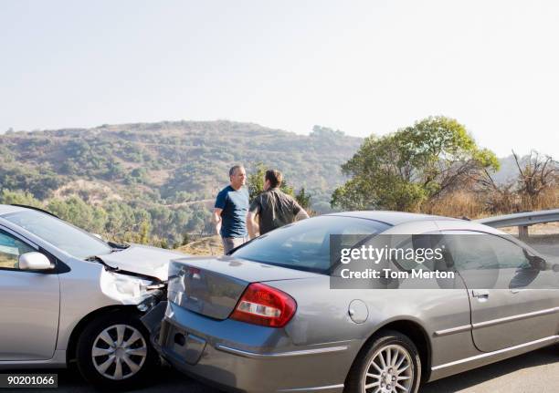 dois homens a discutir sobre danificado carros - acidente de carro imagens e fotografias de stock