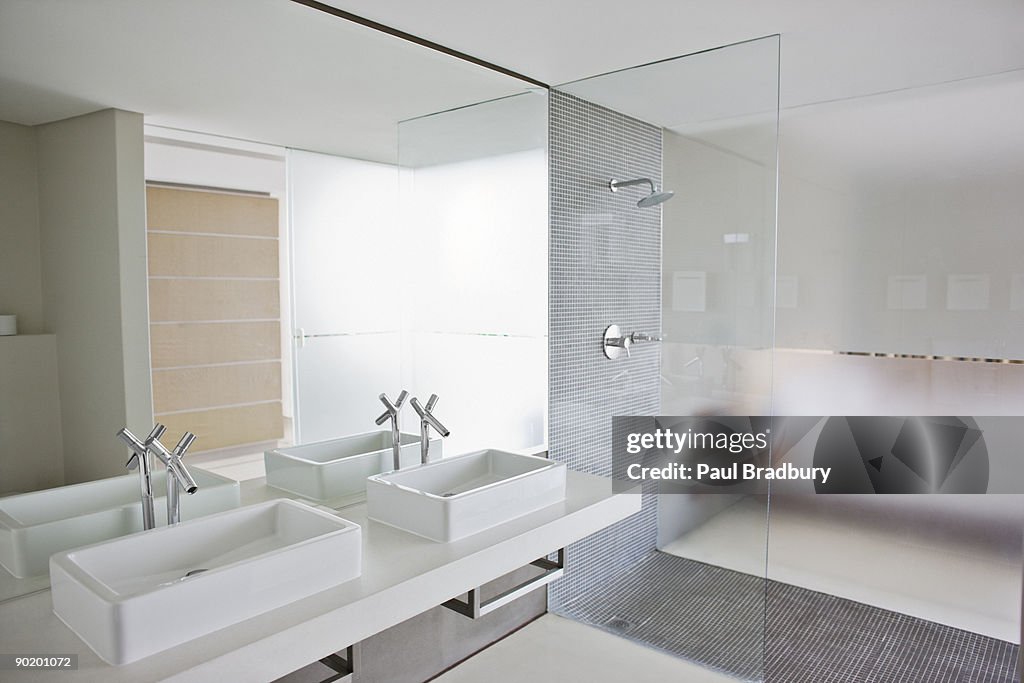 Waschbecken und Dusche im Badezimmer des modernen home