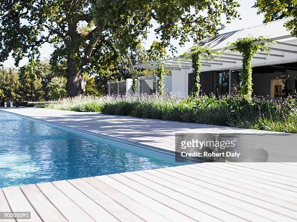 pool am swimmingpool der modernen home - garden decking stock-fotos und bilder
