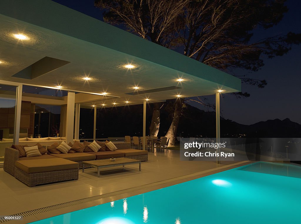 Patio and infinity swimming pool of modern home