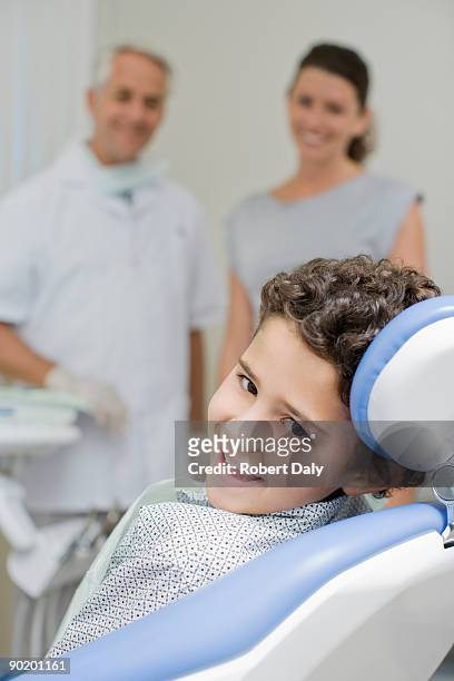boy 歯科医たちの椅子に座る - 小児歯科 ストックフォトと画像