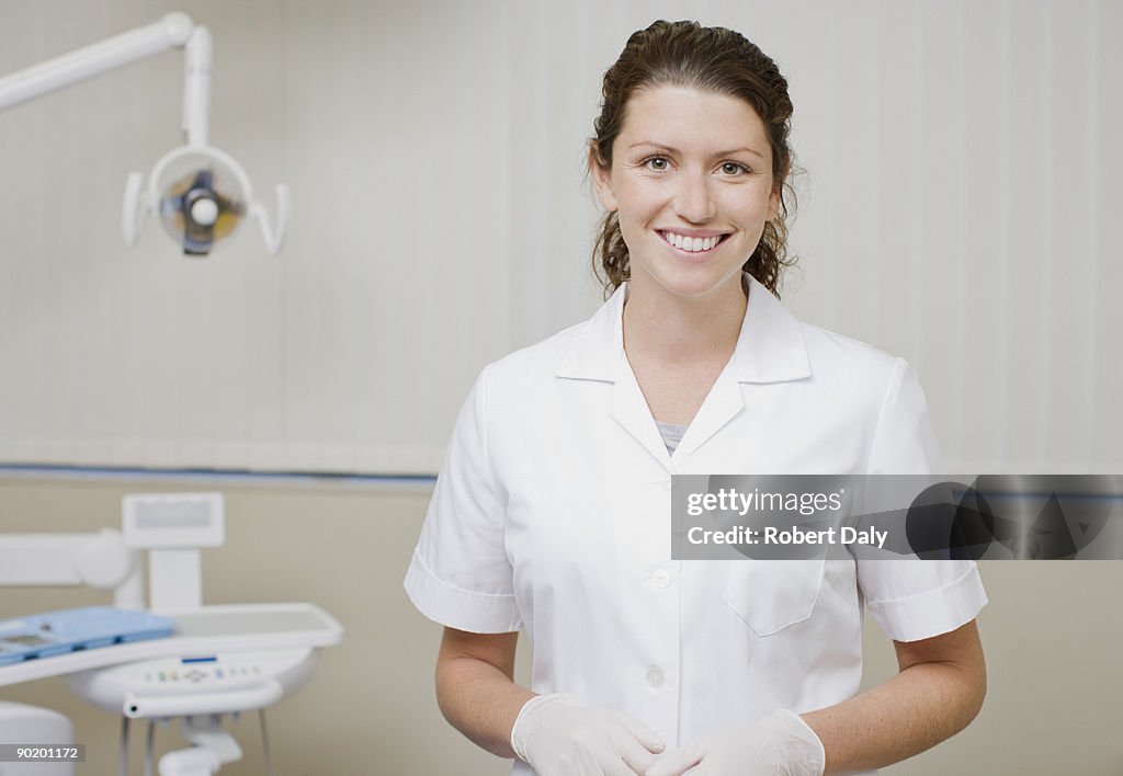 Dental hygienist stehen in Zahnärzte Prüfungsraum