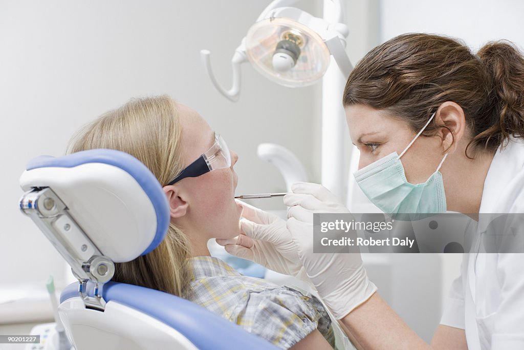 Dental hygienist Arbeiten am Patienten putzen