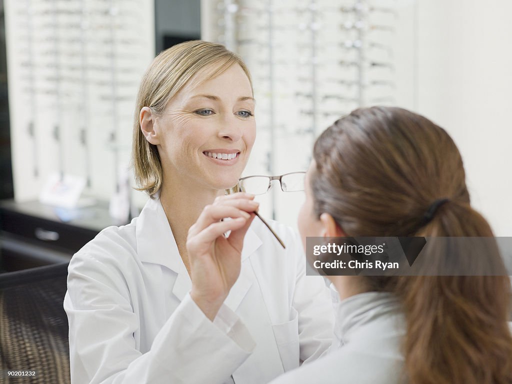 Frau versucht auf Brillen bei optometrists shop