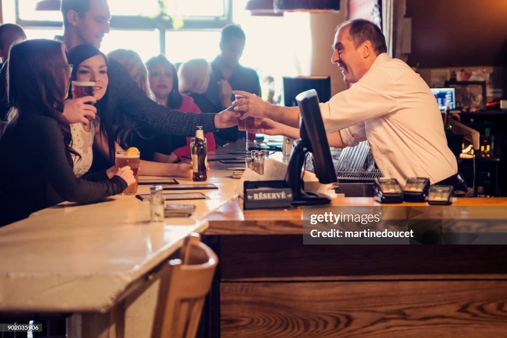 Happy hour pour les amis et collègues de travail dans un bar.