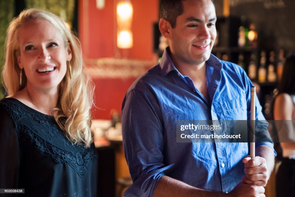 Happy hour per amici e colleghi in un bar a giocare a biliardo.