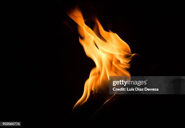 flames of orange reflections on a black background color - 炎 ストックフォ�トと画像
