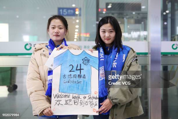 Fans welcome Icelandic footballer Eidur Gudjohnsen at a railway station as Eidur prepares to join Shijiazhuang Ever Bright F.C. Of the China League...