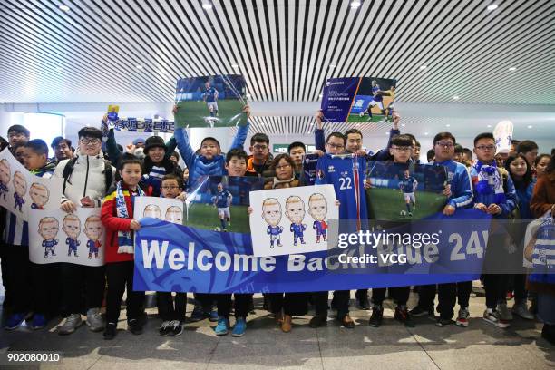 Fans welcome Icelandic footballer Eidur Gudjohnsen at a railway station as Eidur prepares to join Shijiazhuang Ever Bright F.C. Of the China League...