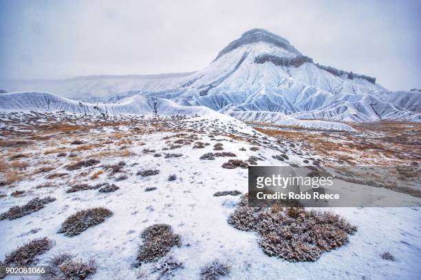 white landscapes - snow covered mountain in colorado - robb reece stockfoto's en -beelden