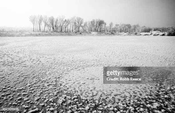 white landscapes - frozen lake with ice patterns in winter. - robb reece fotografías e imágenes de stock