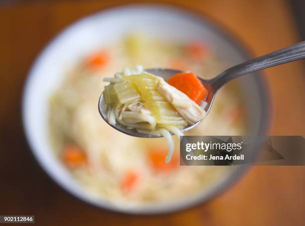 chicken soup bowl directly above - sopa de pollo con fideos fotografías e imágenes de stock