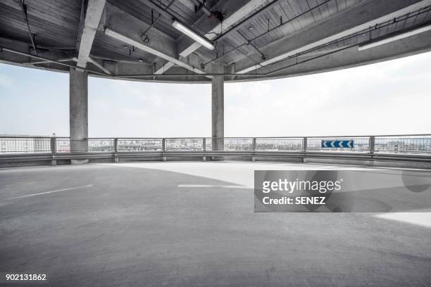 empty pit garage - 駐車標識 ストックフォトと画像
