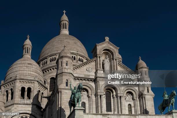 close up view of sacre coeur basilica front facade and main dome,paris. - main coeur stock-fotos und bilder