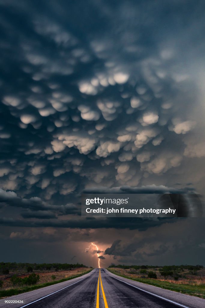 Mammatus Lightning bolt, Texas, USA