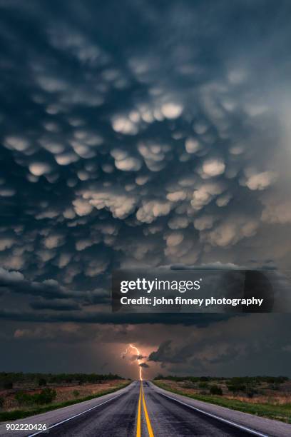 mammatus lightning bolt, texas, usa - mammatus cloud stock pictures, royalty-free photos & images