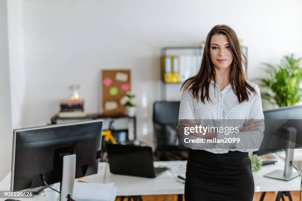 porträt von eine junge geschäftsfrau in ihrem büro - asistant stock-fotos und bilder