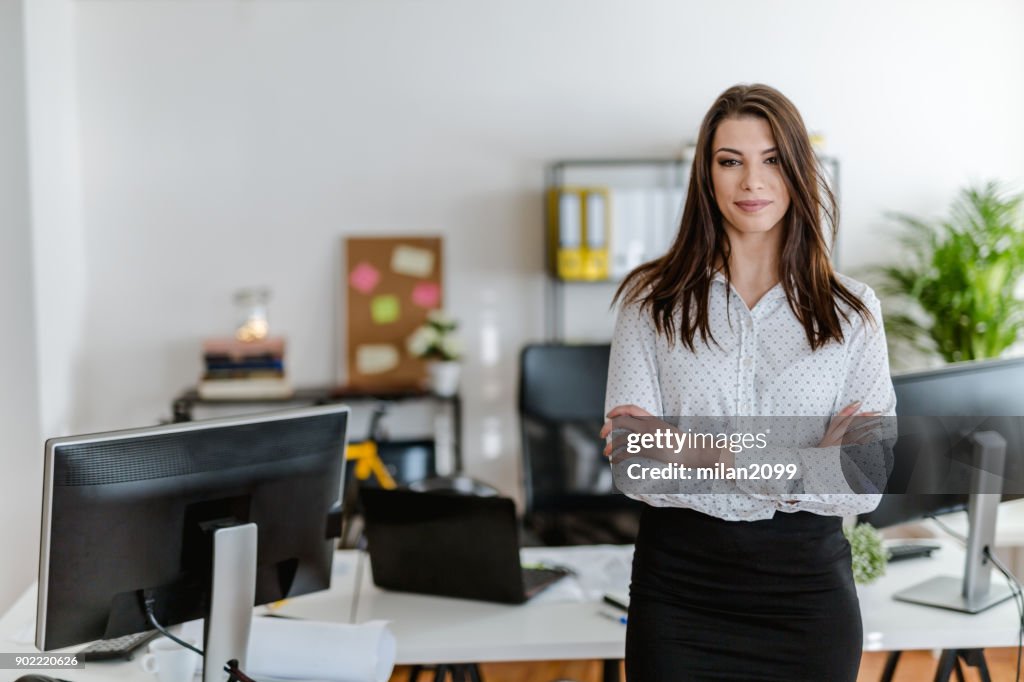 Retrato de una joven empresaria en su oficina