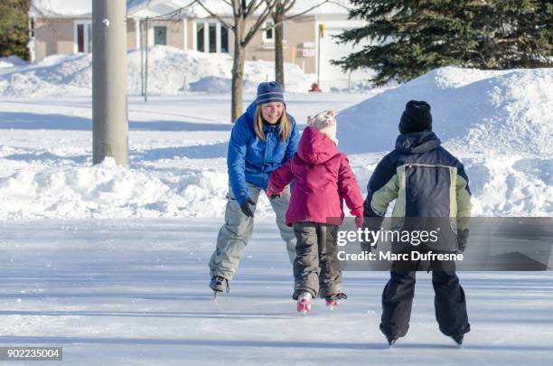 mor väntar med armar öppnade sin dotter för att hjälpa hennes skridskoåkning - patins bildbanksfoton och bilder