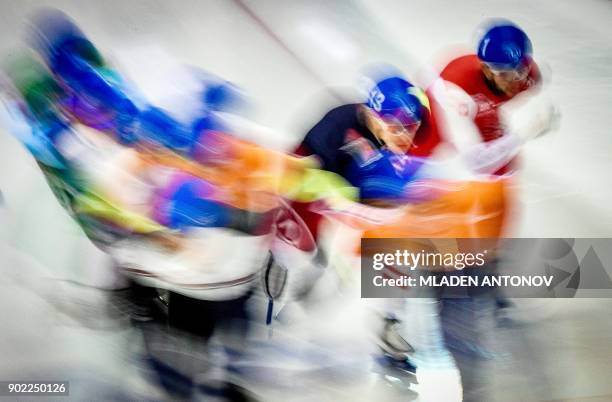 Skaters race during the mass start competition of the European Speed Skating Championship in Kolomna on January 7, 2018. / AFP PHOTO / Mladen ANTONOV