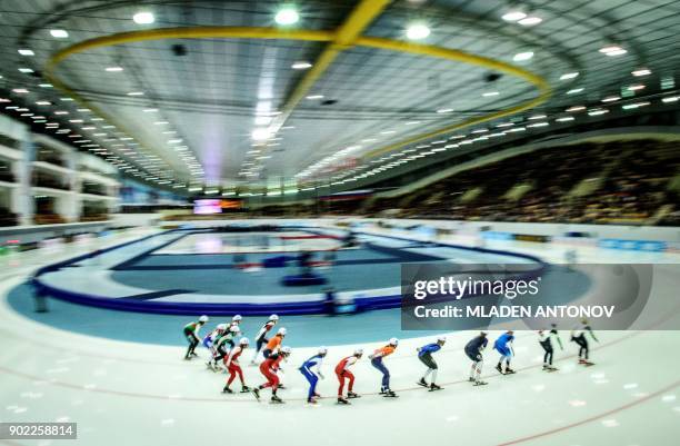 Skaters compete during the women mass start race of the European Speed Skating Championship in Kolomna on January 7, 2018. / AFP PHOTO / Mladen...