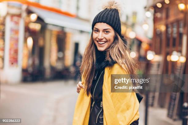 junge frau, zum einkaufen - yellow coat stock-fotos und bilder