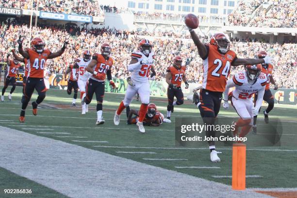 Adam Jones of the Cncinnati Bengals runs the football upfield during the game against the Cleveland Browns at Paul Brown Stadium on November 26, 2017...