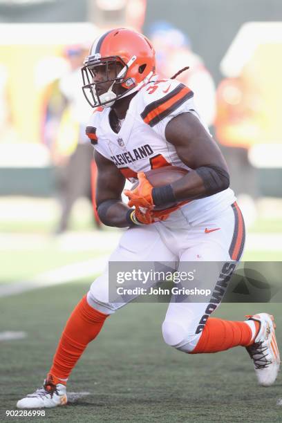 Isaiah Crowell of the Cleveland Browns runs the football upfield during the game against the Cincinnati Bengals at Paul Brown Stadium on November 26,...