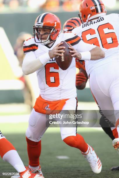 Cody Kessler of the Cleveland Browns runs the football upfield during the game against the Cincinnati Bengals at Paul Brown Stadium on November 26,...