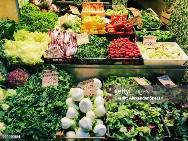 fresh vegetables on a market stall at the farmer's market - dieta mediterranea foto e immagini stock