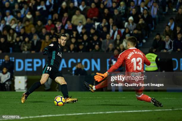 Gareth Bale of Real Madrid scores his team's first goal during the La Liga match between Celta de Vigo and Real Madrid at Estadio de Balaidos on...