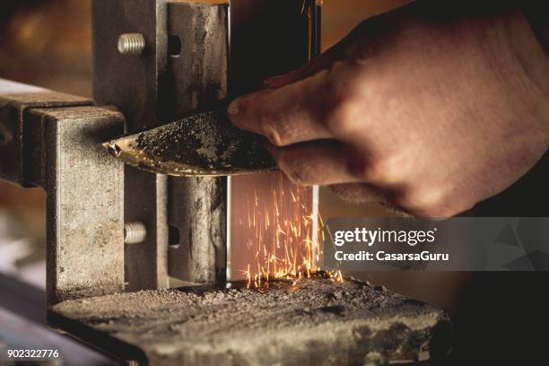 close-up van een man een mes slijpen - scherp stockfoto's en -beelden