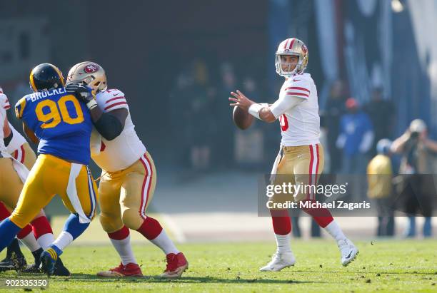 Jimmy Garoppolo of the San Francisco 49ers passes to George Kittle during the game against the Los Angeles Rams at Los Angeles Memorial Coliseum on...