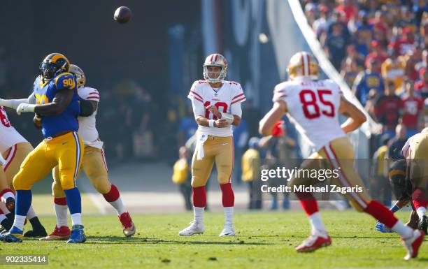 Jimmy Garoppolo of the San Francisco 49ers passes to George Kittle during the game against the Los Angeles Rams at Los Angeles Memorial Coliseum on...