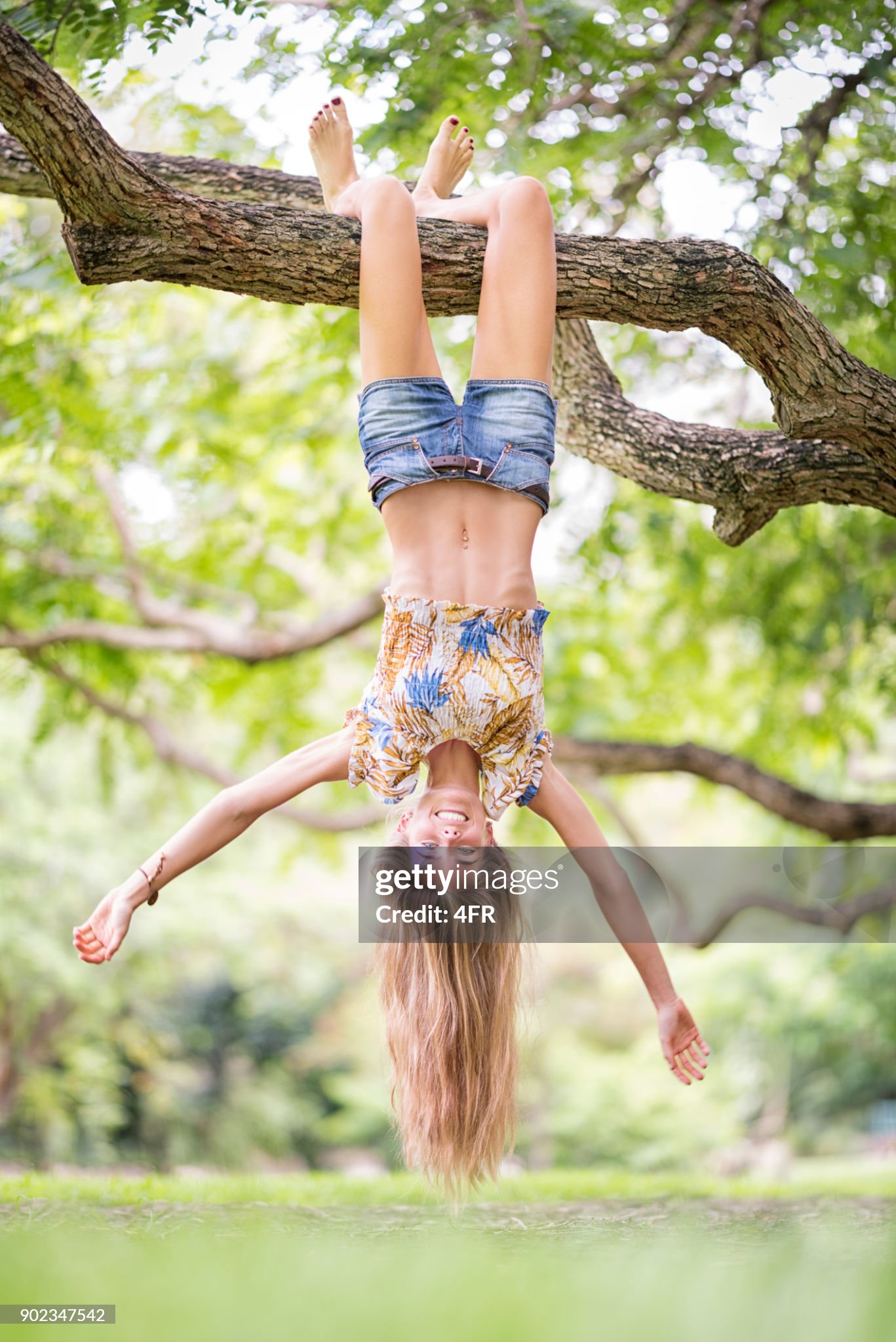 https://media.gettyimages.com/id/902347542/photo/beautiful-woman-hanging-upside-down-from-a-huge-tree-branch-enjoying-nature.jpg?s=2048x2048&amp;w=gi&amp;k=20&amp;c=6XuxK2uAdyZswLvPVChYWX26S1T7jfLyzWN9CpN7X28=