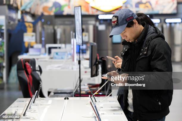 Customers try out Samsung Electronics Co. Galaxy Note 7 smartphones at an E-Mart Inc. Electro Mart store in Gimpo, South Korea, on Friday, Jan. 5,...