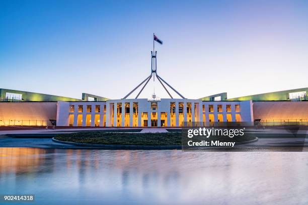 casa del parlamento australiano canberra iluminado en el crepúsculo - parliament house fotografías e imágenes de stock