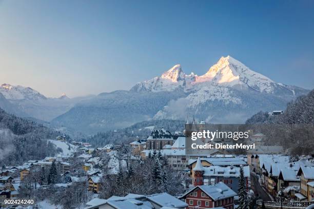 stadt berchtesgaden mit watzmann im winter bei sonnenaufgang, bayern, germany - berchtesgaden stock-fotos und bilder