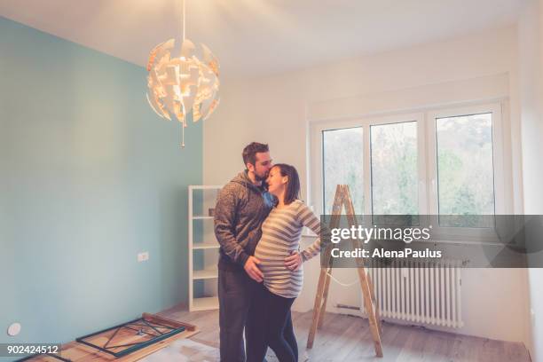 coppia incinta in una nuova casa - camera bambino foto e immagini stock
