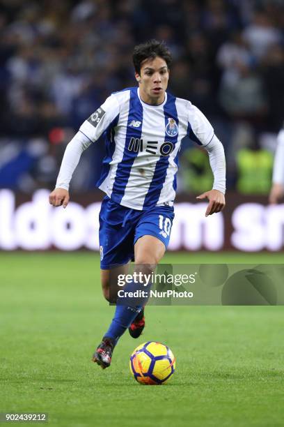 Porto's Spanish midfielder Oliver Torres in action during the Premier League 2017/18 match between FC Porto and Vitoria SC, at Dragao Stadium in...