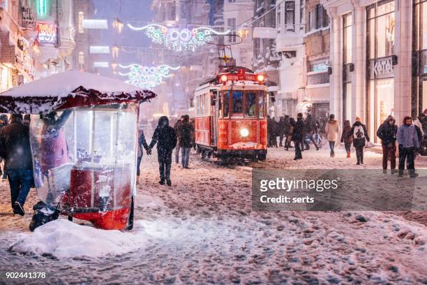 inverno in via istiklal, beyoglu, istanbul - beyoglu foto e immagini stock