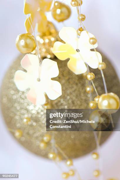 gold christmas ornament and garland, close-up - xmas eps stockfoto's en -beelden