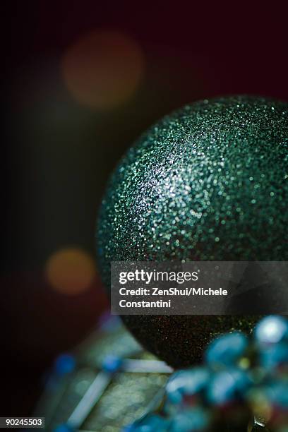 dark green christmas ornament, close-up - xmas eps stockfoto's en -beelden