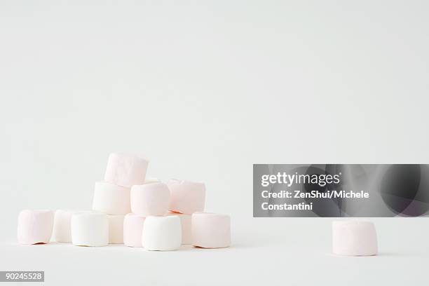 heap of marshmallows - marshmallow stock-fotos und bilder