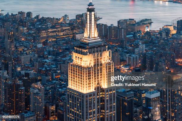 empire state building from above at twilight - empire state building fotografías e imágenes de stock