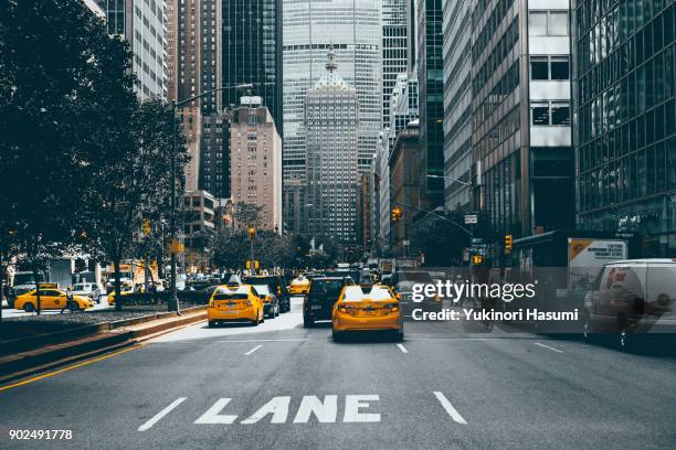 crowded midtown street - distrito financeiro de manhattan - fotografias e filmes do acervo