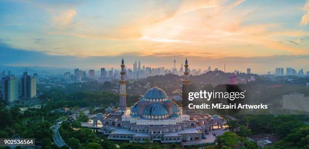 sunrise over federal territory kuala lumpur mosque, malaysia - federal territory mosque stock-fotos und bilder